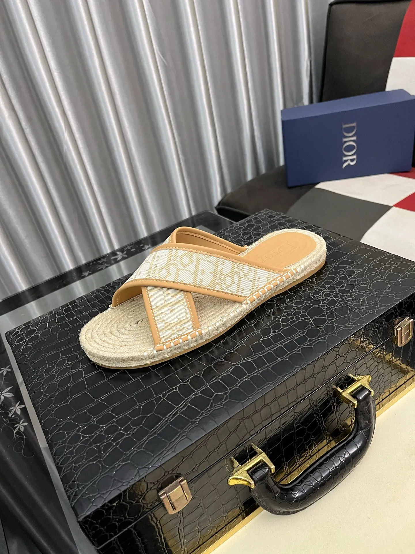 Men's shoes💰320⌚️⌚️DIOR Dior slippers New slippers are on sale simultaneously. Original materials imported from Italy. Fully imported sheepskin lining, sole: original sole provided by the original factory, exclusive movable molded sole, super comfortable, original factory follow-up goods, 🔍🔍high quality, can be entered and exited the counter at will, code number: 38-442️⃣colors available